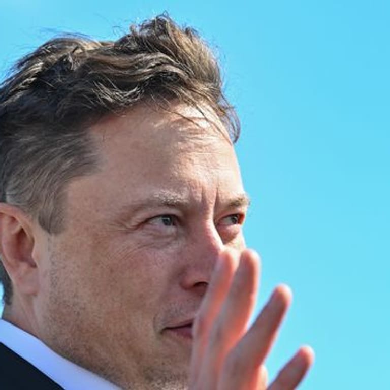 Tesla-Chef Elon Musk steht auf der Baustelle der Gigafactory in Grünheide.