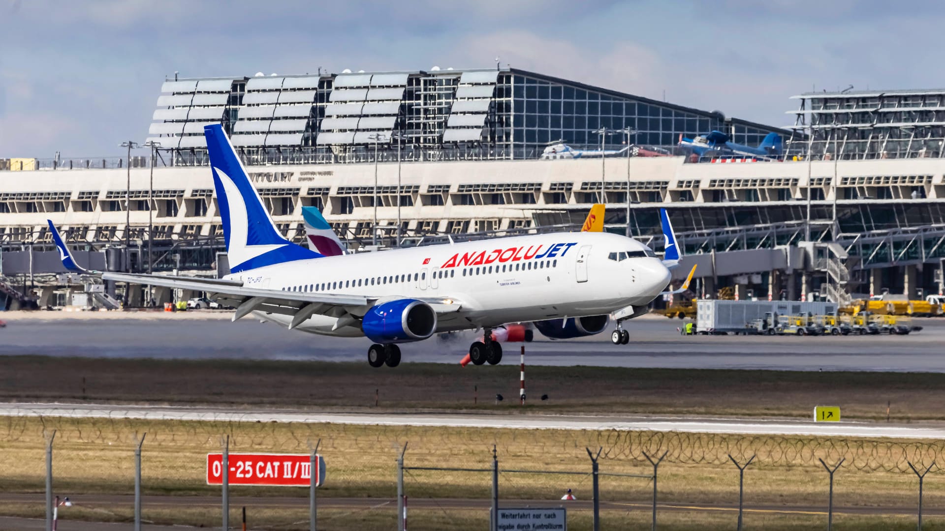 Flieger aus der Türkei (Symbolbild): Mehrere Maschinen mussten evakuiert werden.