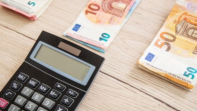 Einen Vertrag zur Finanzierung sollte man nicht voreilig unterschreiben. Einen Vertrag zur Finanzierung sollte man nicht voreilig unterschreiben.