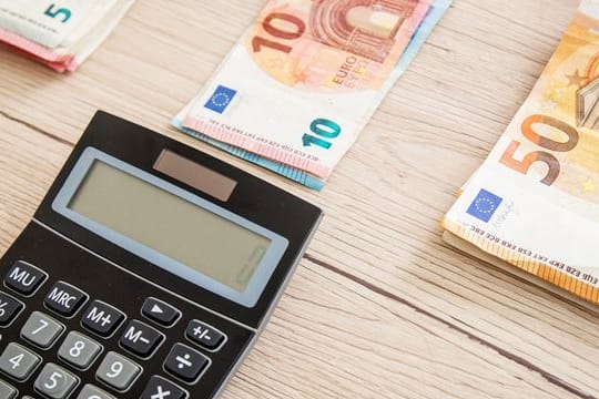 Einen Vertrag zur Finanzierung sollte man nicht voreilig unterschreiben.