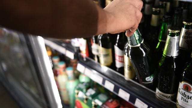 Die Deutschen trinken in der Corona-Krise weniger Alkohol.