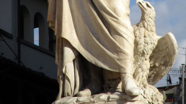 Ein Denkmal des Dichters Dante Alighieri in seiner Geburtsstadt Florenz. Ein Denkmal des Dichters Dante Alighieri in seiner Geburtsstadt Florenz.