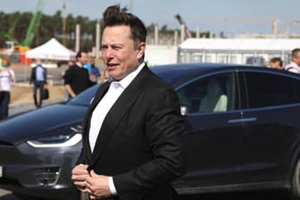 Elon Musk beim ersten Richtfest auf der Baustelle der Tesla-Fabrik im September 2020: Auf der Baustelle hat es nun einen Corona-Ausbruch gegeben.