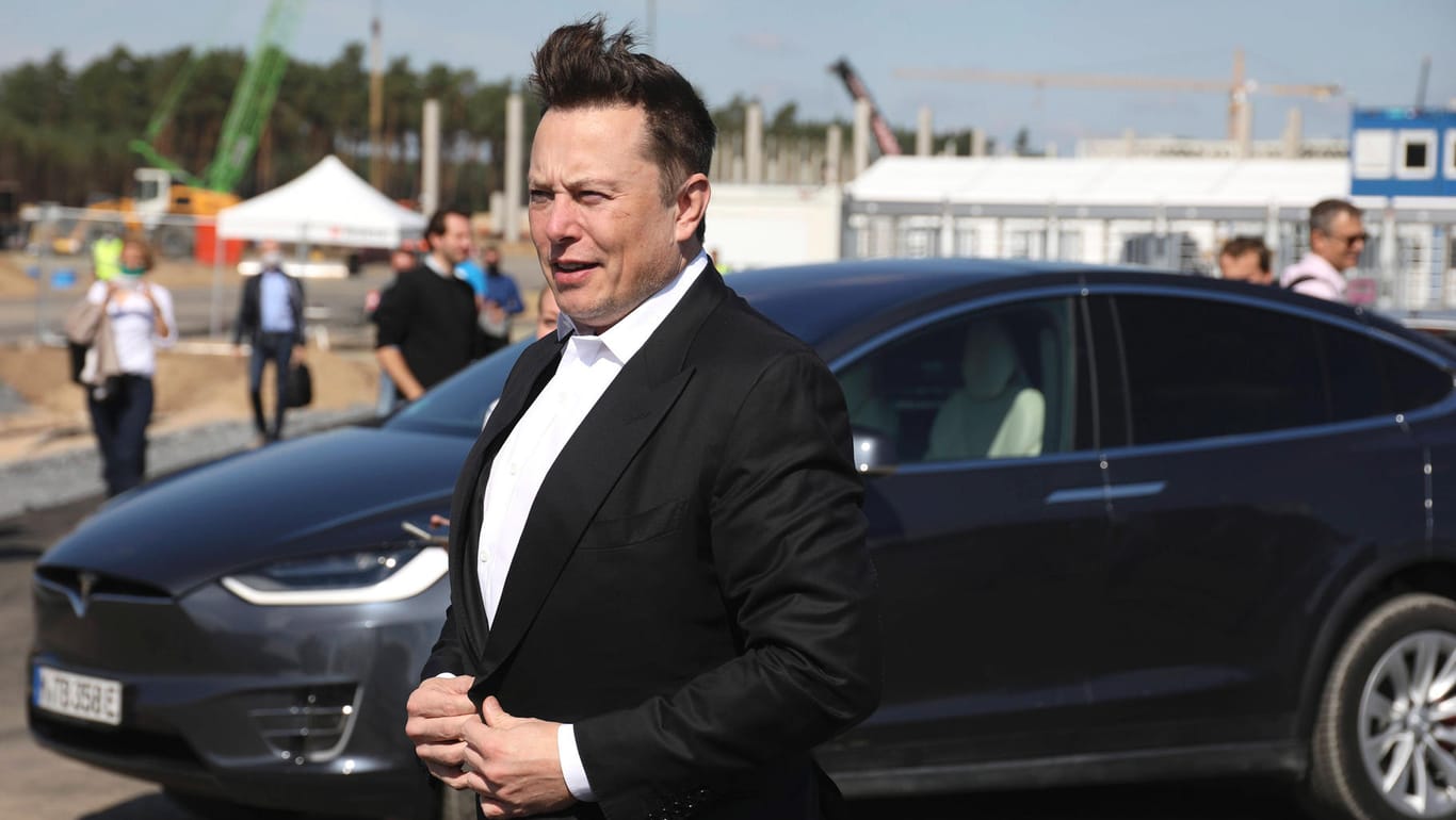 Elon Musk beim ersten Richtfest auf der Baustelle der Tesla-Fabrik im September 2020: Auf der Baustelle hat es nun einen Corona-Ausbruch gegeben.