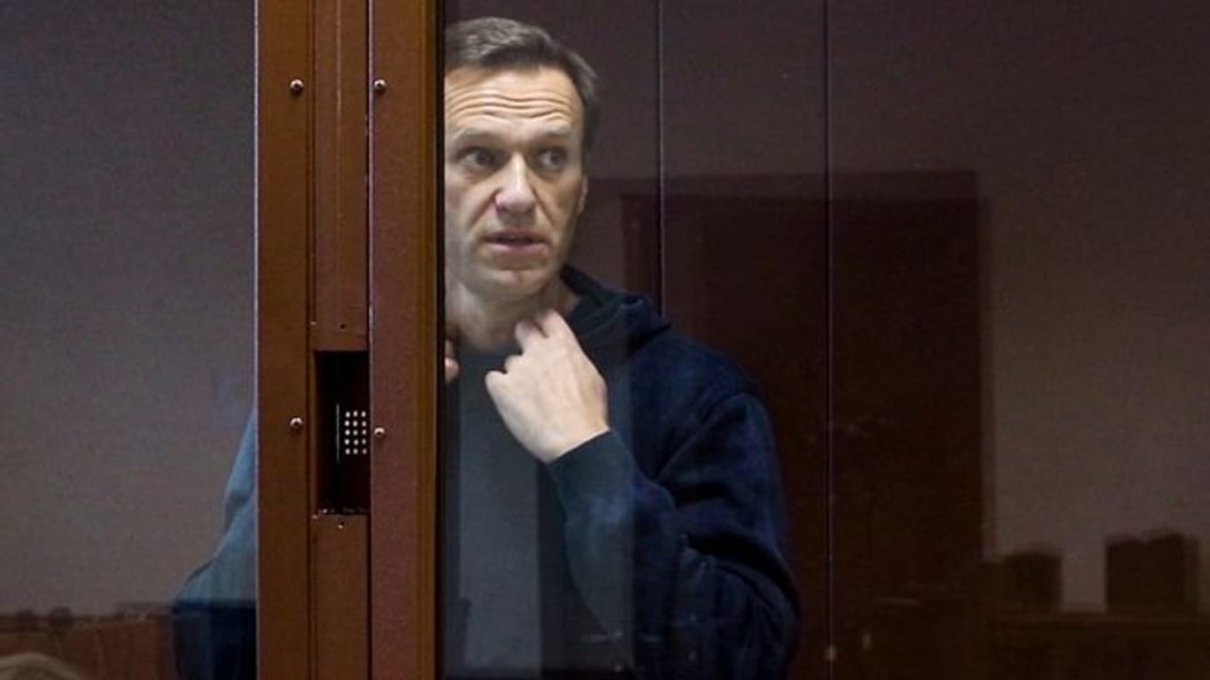 Alexej Nawalny ist offenbar schwer angeschlagen; seine Anwälte fordern eine ordentliche Behandlung des Oppositionellen.