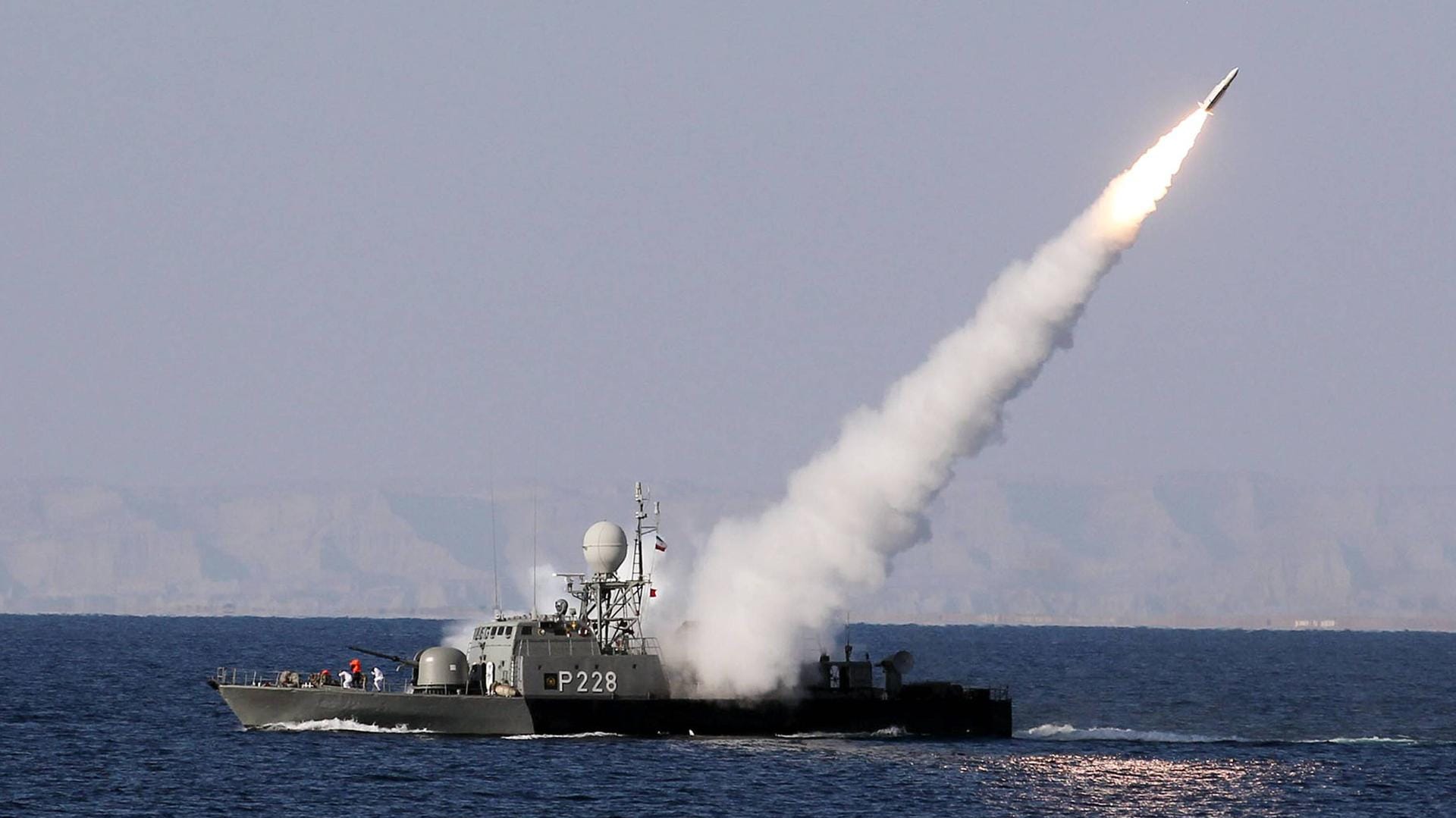 Ein iranisches Armeeschiff feuert eine Rakete ab (Symbolbild): Laut israelischen Medien wurde am Donnerstag ein Schiff in israelischem Besitz getroffen.