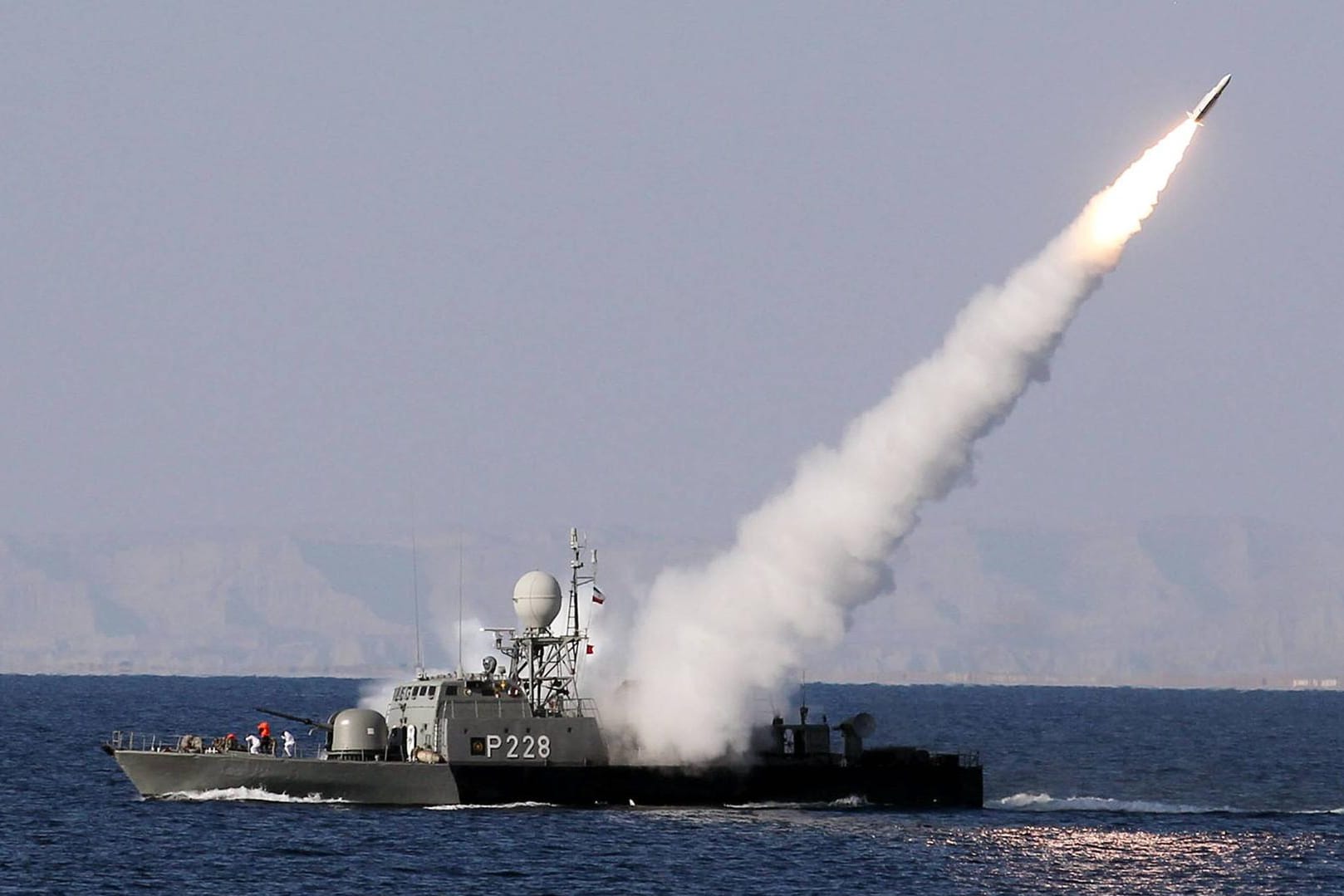 Ein iranisches Armeeschiff feuert eine Rakete ab (Symbolbild): Laut israelischen Medien wurde am Donnerstag ein Schiff in israelischem Besitz getroffen.