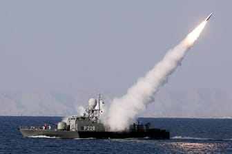 Ein iranisches Armeeschiff feuert eine Rakete ab (Symbolbild): Laut israelischen Medien wurde am Donnerstag ein Schiff in israelischem Besitz getroffen.