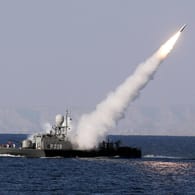 Ein iranisches Armeeschiff feuert eine Rakete ab (Symbolbild): Laut israelischen Medien wurde am Donnerstag ein Schiff in israelischem Besitz getroffen.