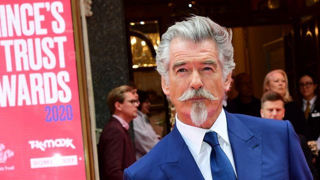 Ein goldener Helm verleiht ihm magische Kräfte: Pierce Brosnan wird zu Doctor Fate.