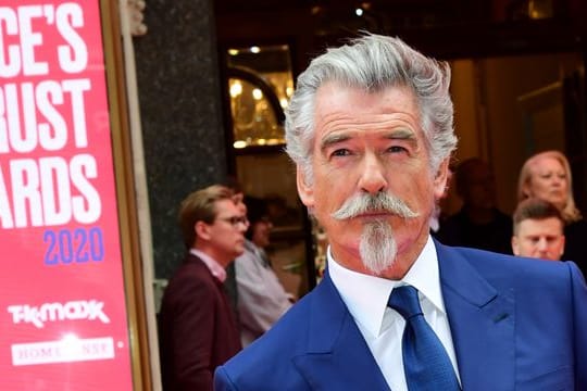 Ein goldener Helm verleiht ihm magische Kräfte: Pierce Brosnan wird zu Doctor Fate.