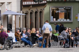 Geöffnete Straßencafés in Tübingen: In einigen Regionen in NRW könnte es bald wieder ähnliche Anblicke geben, wenn dort Modellprojekte für Lockerungsstrategien starten.