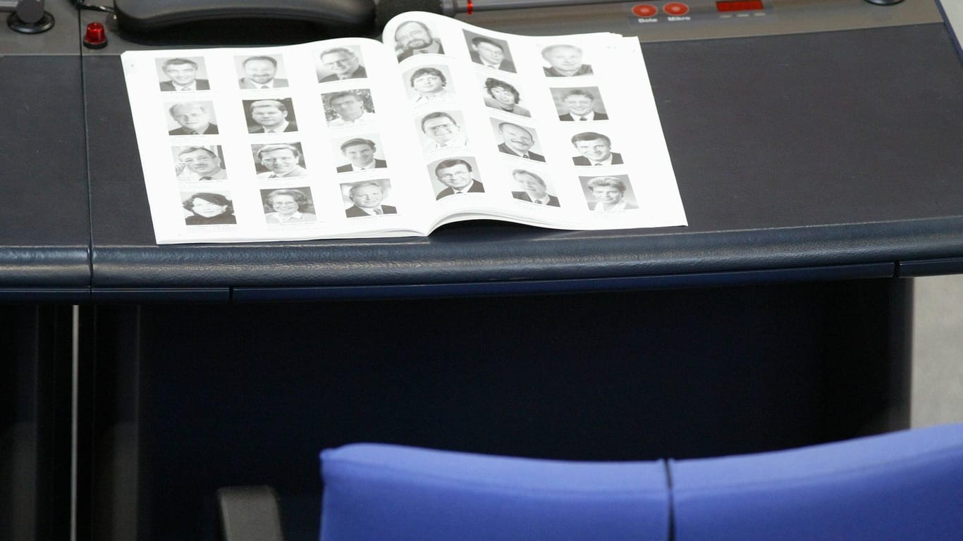 Eine Broschüre mit neuen Abgeordneten im Bundestag am 17. Oktober 2002: Den Aufsteiger Jens Spahn hat damals noch kaum jemand auf dem Zettel.