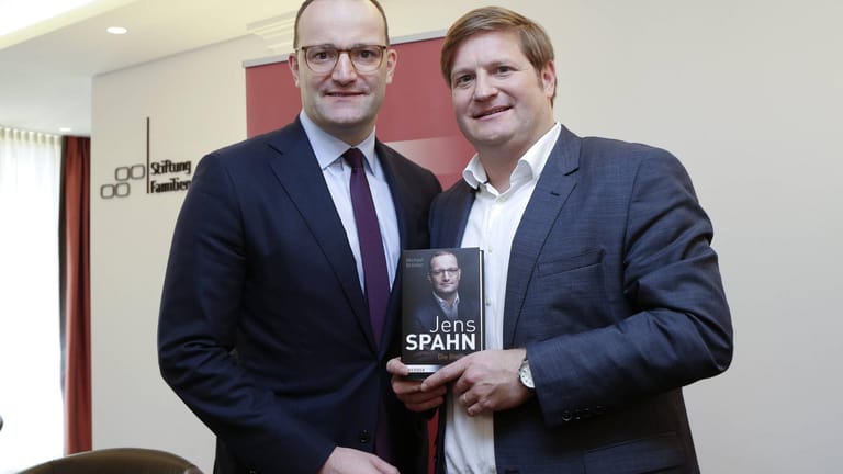 Der Journalist Michael Bröcker mit Jens Spahn: In seiner Biografie schildert er den Werdegang des Gesundheitsministers.