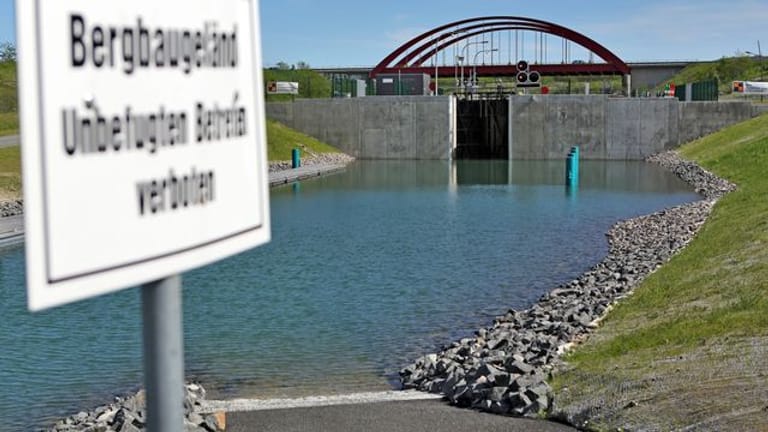 Die Schleusenanlage zwischen dem Markkleeberger und dem Störmthaler See (Archivbild): Wegen Schäden am Ufer müssen beide Seen gesperrt werden.