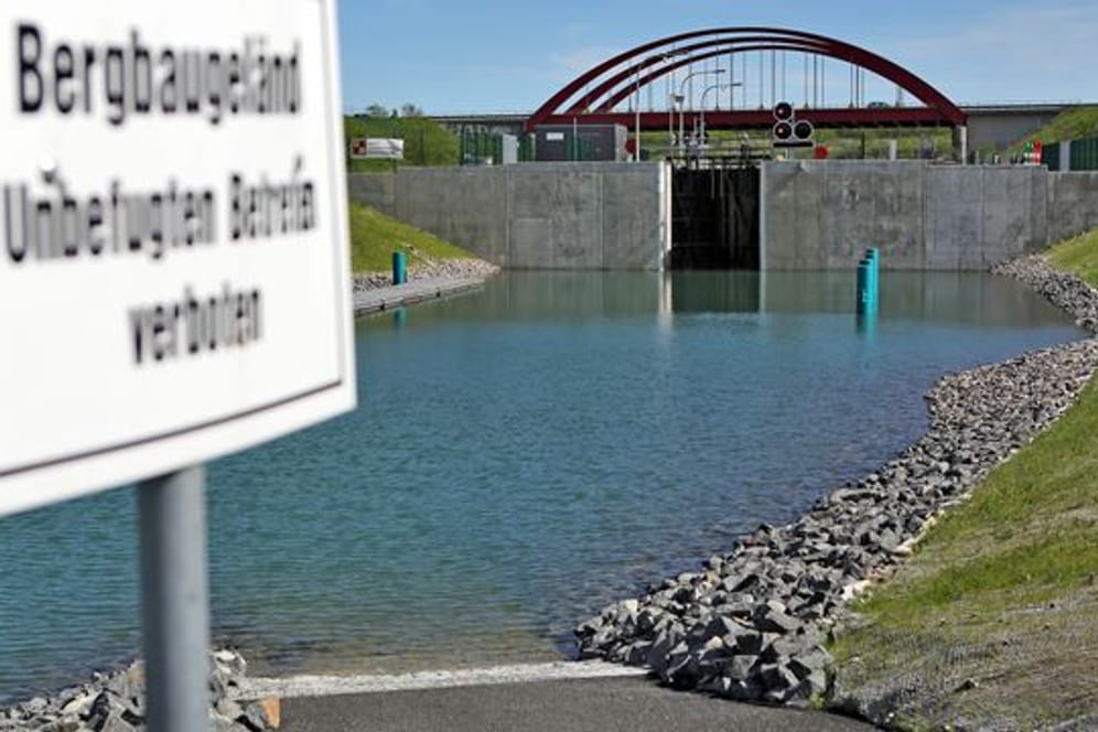 Die Schleusenanlage zwischen dem Markkleeberger und dem Störmthaler See (Archivbild): Wegen Schäden am Ufer müssen beide Seen gesperrt werden.