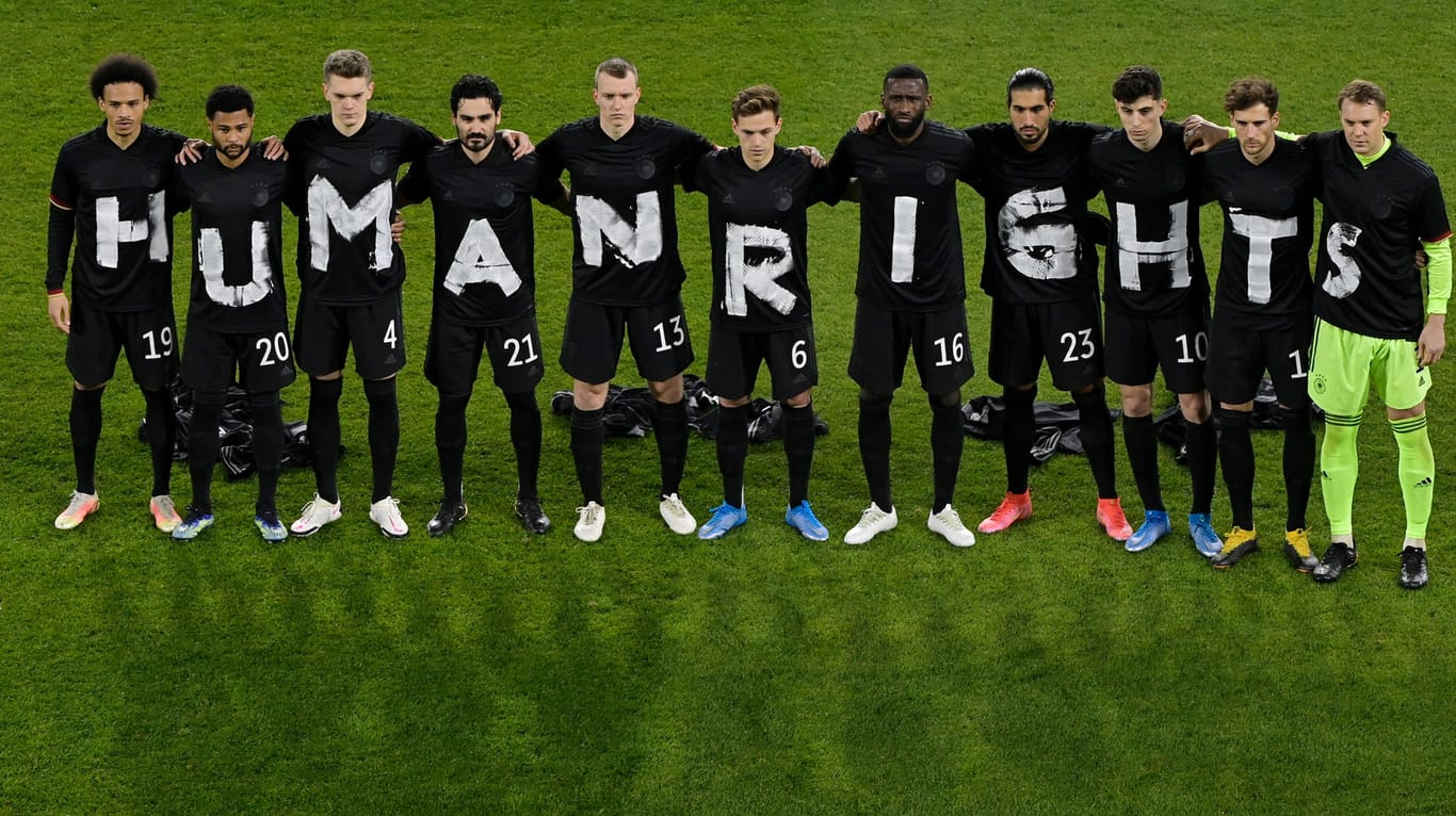 Die Startelf gegen Island: Das DFB-Team sendet vor Spielbeginn eine besondere Botschaft.