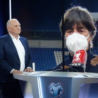 Uli Hoeneß (l.) und Florian König: Bayerns Ehrenpräsident und der Moderator senden beim WM-Qualifikationsspiel der DFB-Elf gegen Island aus dem RTL-Studio in Köln.