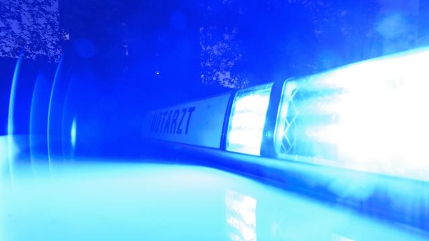 Blaulicht an einem Notarzteinsatzfahrzeug (Symbolbild): Bei Karlsruhe hat es einen tödlichen Motorradunfall gegeben.