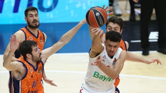 Der FC Bayern um Starspieler Wade Baldwin IV (r) verlor in Valencia.