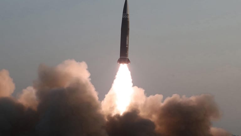Dieses Foto der staatlichen nordkoreanischen Nachrichtenagentur KCNA zeigt den Test mit einer Kurzstreckenrakete: Das Land setzt seine Waffentests fort.