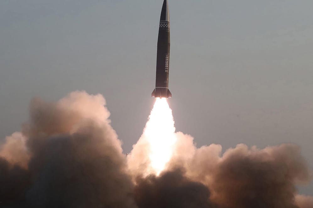 Dieses Foto der staatlichen nordkoreanischen Nachrichtenagentur KCNA zeigt den Test mit einer Kurzstreckenrakete: Das Land setzt seine Waffentests fort.