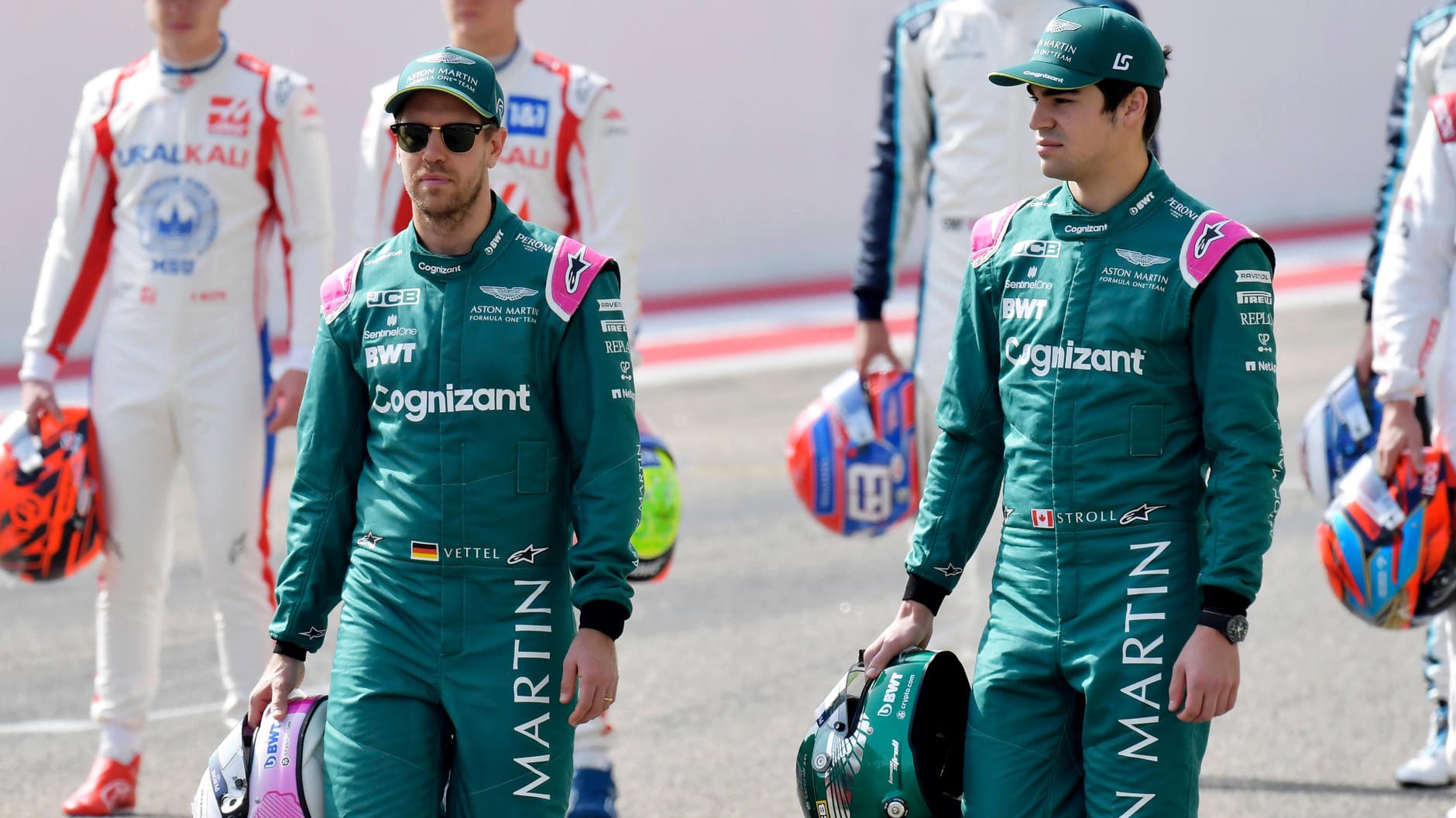 Jetzt in Grün: Sebastian Vettel (l.) mit Teamkollege Lance Stroll im Aston-Martin-Overall.