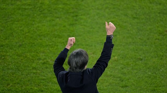 Bundestrainer Joachim Löw konnte gegen Island jubeln - doch die Gedanken waren auch bei Jonas Hofmann.