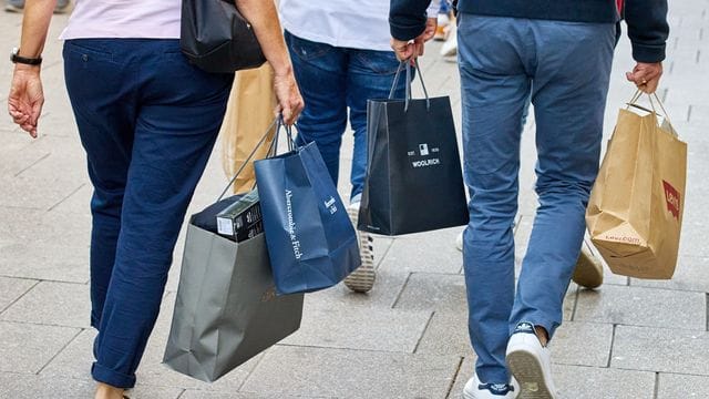 Passanten tragen ihre Einkaufstüten (Symbolbild): In den Modellstädten soll Shopping bald möglich sein, wenn man einen negativen Corona-Test hat.