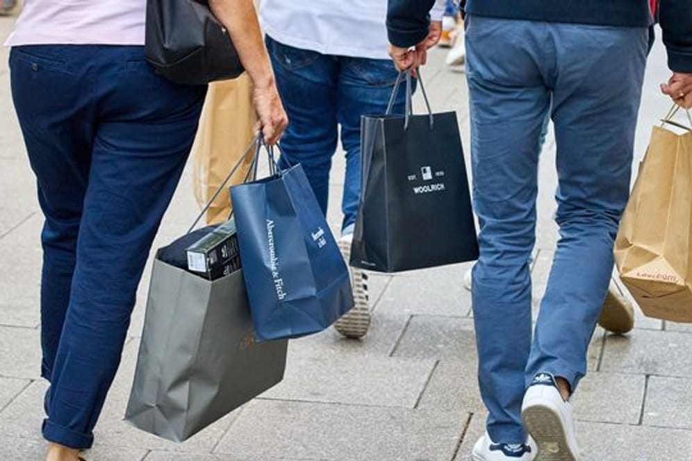 Passanten tragen ihre Einkaufstüten (Symbolbild): In den Modellstädten soll Shopping bald möglich sein, wenn man einen negativen Corona-Test hat.