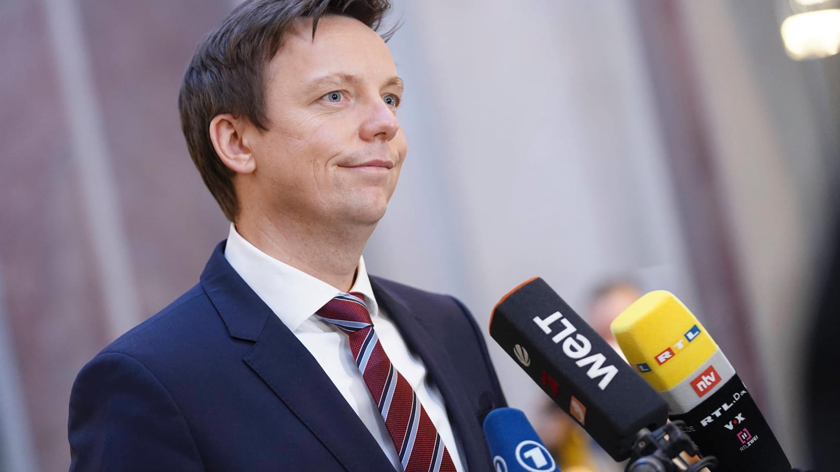 Tobias Hans: Der Ministerpräsident des Saarlandes musste heftige Kritik für seinen Öffnungskurs einstecken. Doch er bleibt dabei. Tobias Hans: Der Ministerpräsident des Saarlandes musste heftige Kritik für seinen Öffnungskurs einstecken. Doch er bleibt dabei.
