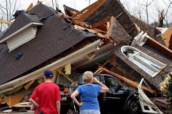 Anwohner begutachten die Schäden an ihren Häusern, nachdem ein Tornado südlich von Birmingham mehrere Häuser beschädigt hat.