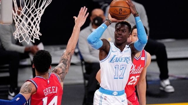 Dennis Schröder (r) musste mit den Los Angeles Lakers auch gegen die Philadelphia 76ers eine Niederlage hinnehmen. Dennis Schröder (r) musste mit den Los Angeles Lakers auch gegen die Philadelphia 76ers eine Niederlage hinnehmen.