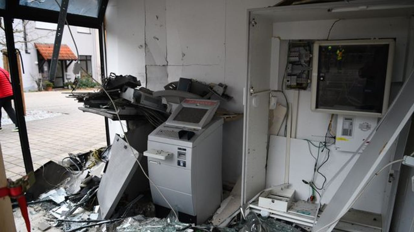 Ein gesprengter Geldautomat steht in einem Bankraum in Ladenburg (Archivbild): In Baden-Württemberg werden immer häufiger Geldautomaten gesprengt.
