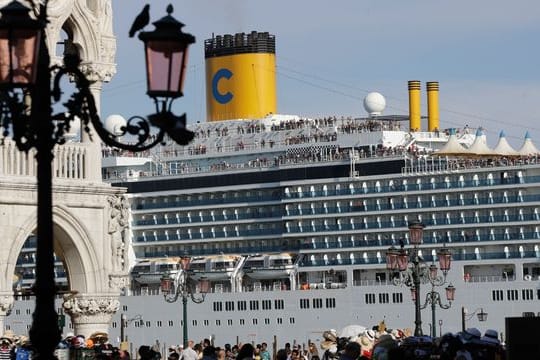 Kreuzfahrtschiff "Costa Deliziosa": So nah darf es künftig nicht mehr am Markusplatz vorbeifahren.