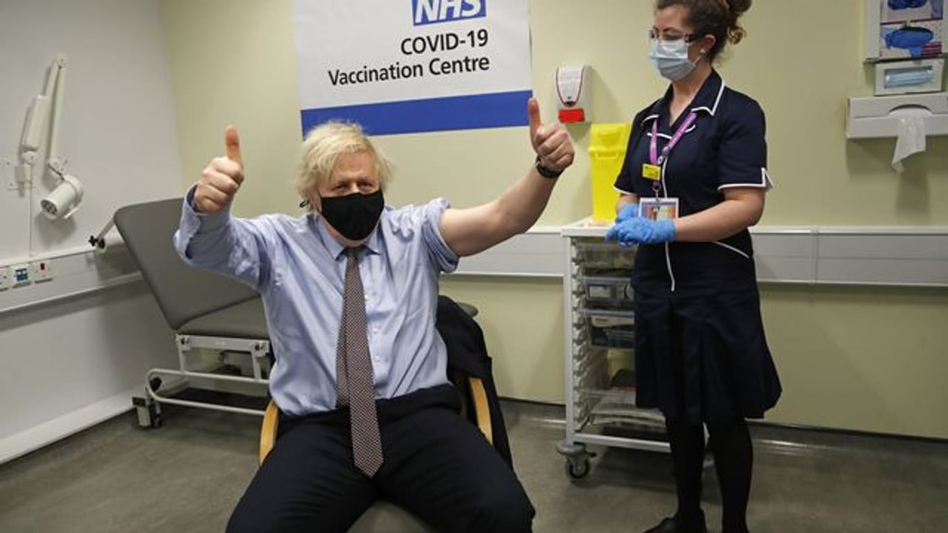 Premier Boris Johnson hebt die Daumen in die Höhe, nachdem er die erste Impfdosis mit dem Corona-Impfstoff von AstraZeneca erhalten hat, verabreicht wurde.