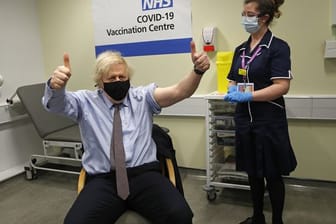 Premier Boris Johnson hebt die Daumen in die Höhe, nachdem er die erste Impfdosis mit dem Corona-Impfstoff von AstraZeneca erhalten hat, verabreicht wurde.
