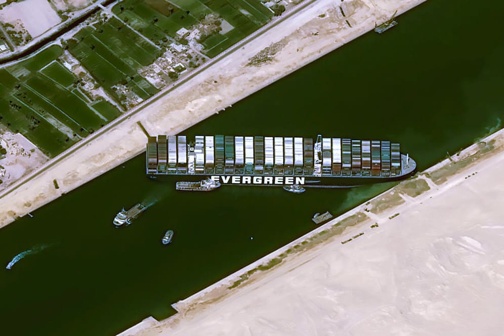 Ein Satellitenfoto zeigt die feststeckende "Ever Given": Das riesige Containerschiff blockiert eine der wichtigsten Schiffahrtsrouten der Welt.