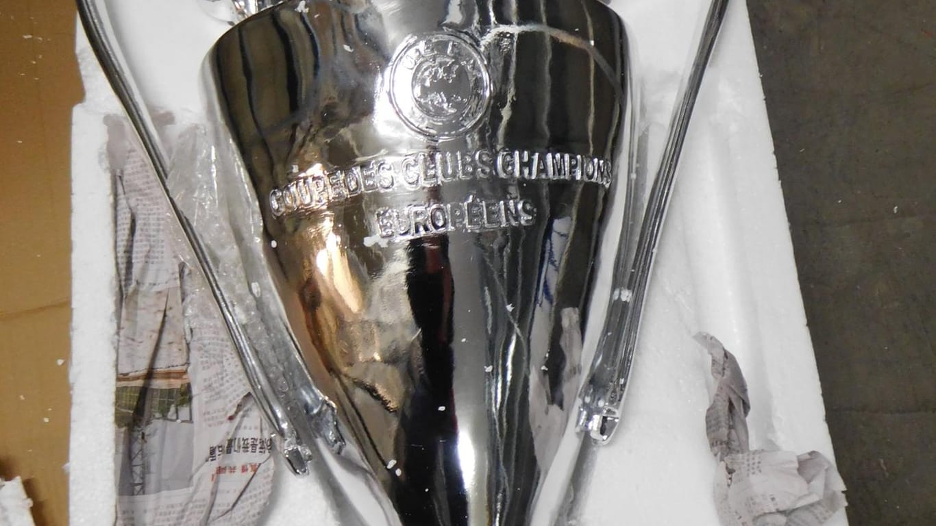 Der gefälschte Champions-League-Pokal, den der Zoll in einem Paket aus China entdeckt hat. Bestellt hatte den falschen "Henkelpott" ein 30 Jahre alter Münchner.