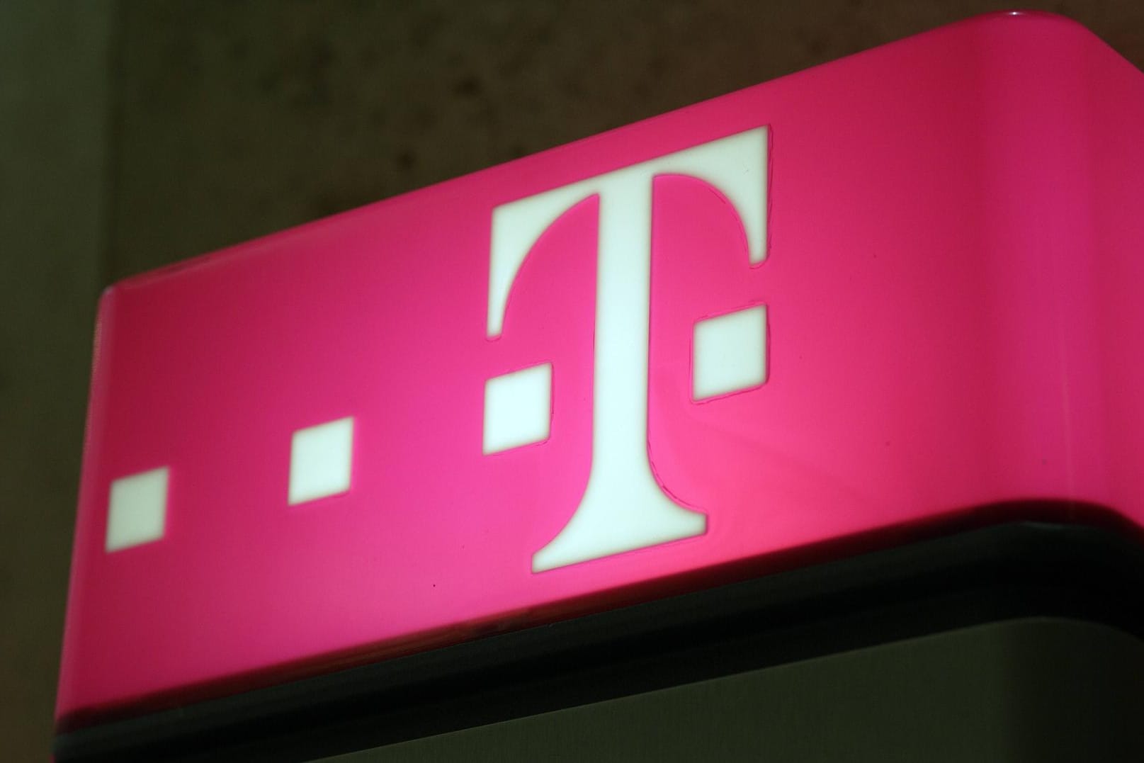 Das Logo der Telekom (Symbolbild): Vorsicht vor Phishing-Nachrichten im Namen des Providers.