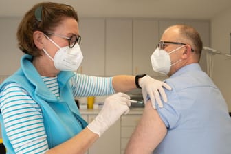 Hausärztin verabreicht einem 49-jährigen Patienten die erste Impfung gegen Covid-19: Der Landkreis Hof darf von der Impfreihenfolge abweichen.