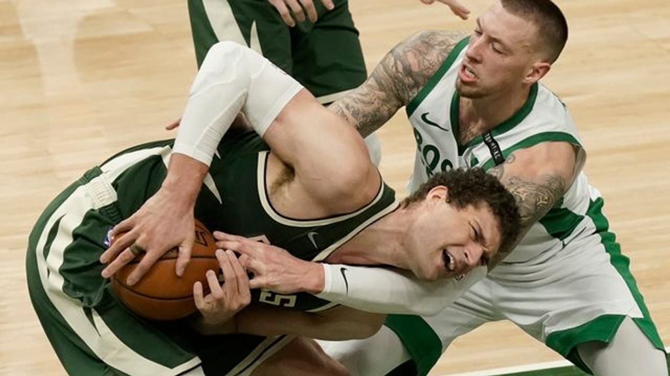 Perfekt: Daniel Theis (r) wechselt von Boston Celtics zu den Chicago Bulls.