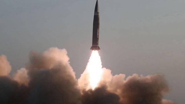 Nach Angaben Südkoreas und Japans hatte Nordkorea am Donnerstag zwei ballistische Kurzstreckenraketen im Osten des Landes in Richtung offenes Meer abgefeuert. Nach Angaben Südkoreas und Japans hatte Nordkorea am Donnerstag zwei ballistische Kurzstreckenraketen im Osten des Landes in Richtung offenes Meer abgefeuert.