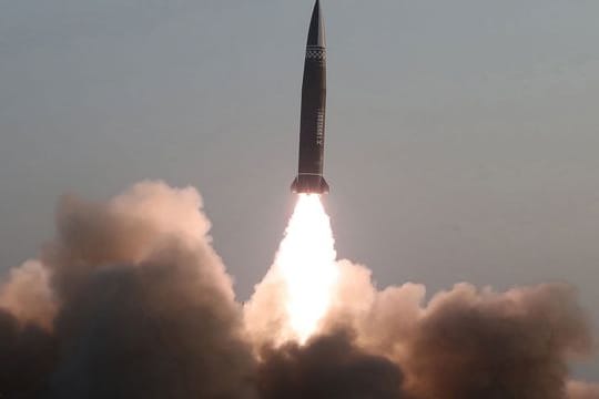 Nach Angaben Südkoreas und Japans hatte Nordkorea am Donnerstag zwei ballistische Kurzstreckenraketen im Osten des Landes in Richtung offenes Meer abgefeuert.
