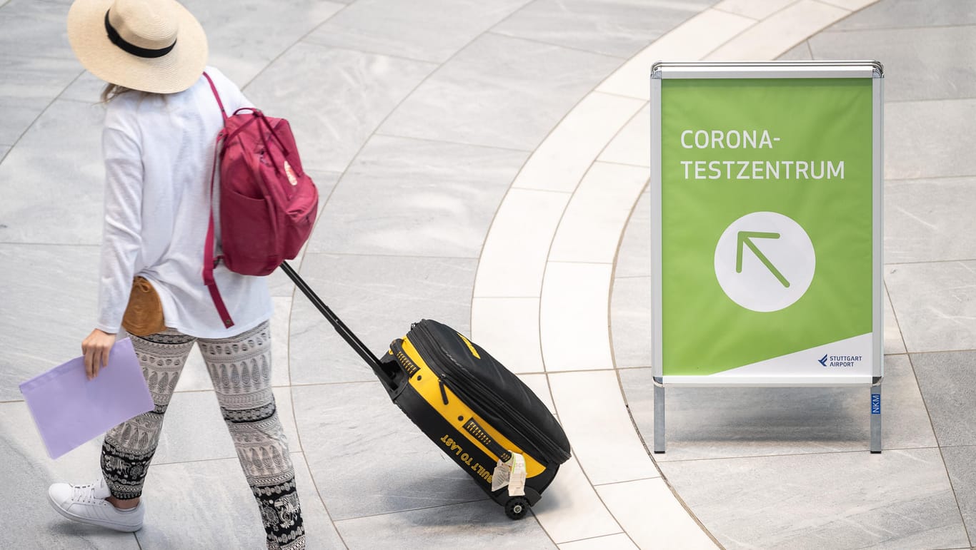 Ein "Corona-Testzentrum" am Stuttgarter Flughafen: Flugreisende sollen die Kosten der Tests grundsätzlich selbst tragen.