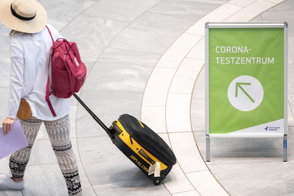Ein "Corona-Testzentrum" am Stuttgarter Flughafen: Flugreisende sollen die Kosten der Tests grundsätzlich selbst tragen.