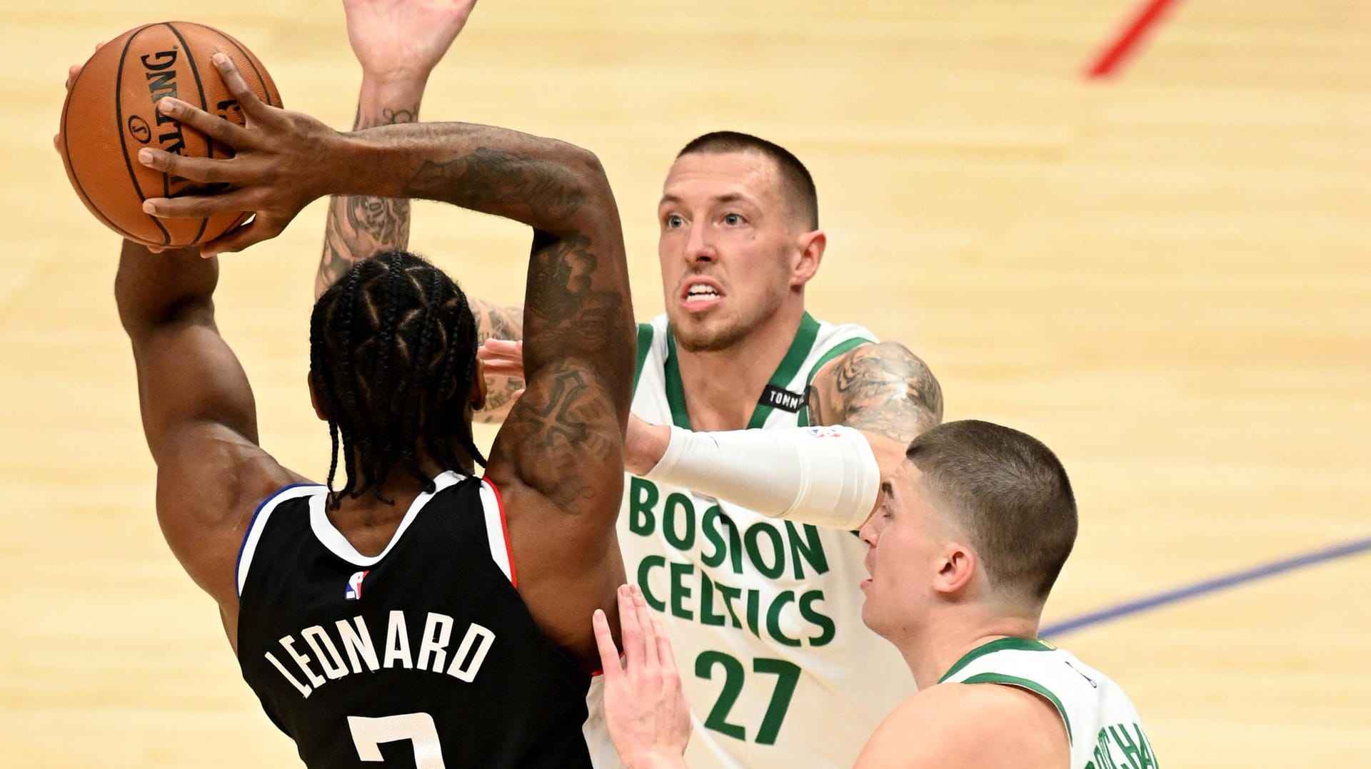 Daniel Theis: Der deutsche NBA-Spieler (Mitte) hat die Boston Celtics nun verlassen.