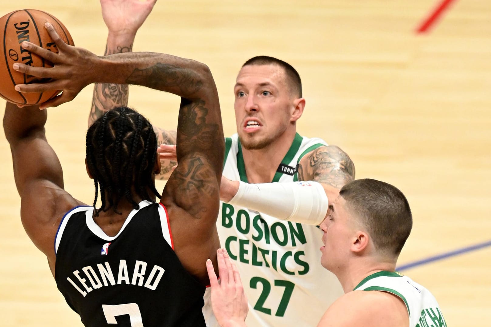 Daniel Theis: Der deutsche NBA-Spieler (Mitte) hat die Boston Celtics nun verlassen.