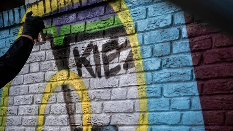 Ein Graffitikünstler übersprüht Nazi-Schmierereien an einem Haus im Stadtteil Dorstfeld (Archivbild): Der Kiez in Dortmund wurde von Neonazis als "Nazi-Kiez" deklariert.