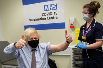 Der britische Premierminister Boris Johnson bei seiner Corona-Impfung mit Astrazeneca: Er bezeichnete das Mittel als Wunderwaffe im Kampf gegen den "unsichtbaren und kaltblütigen Feind".